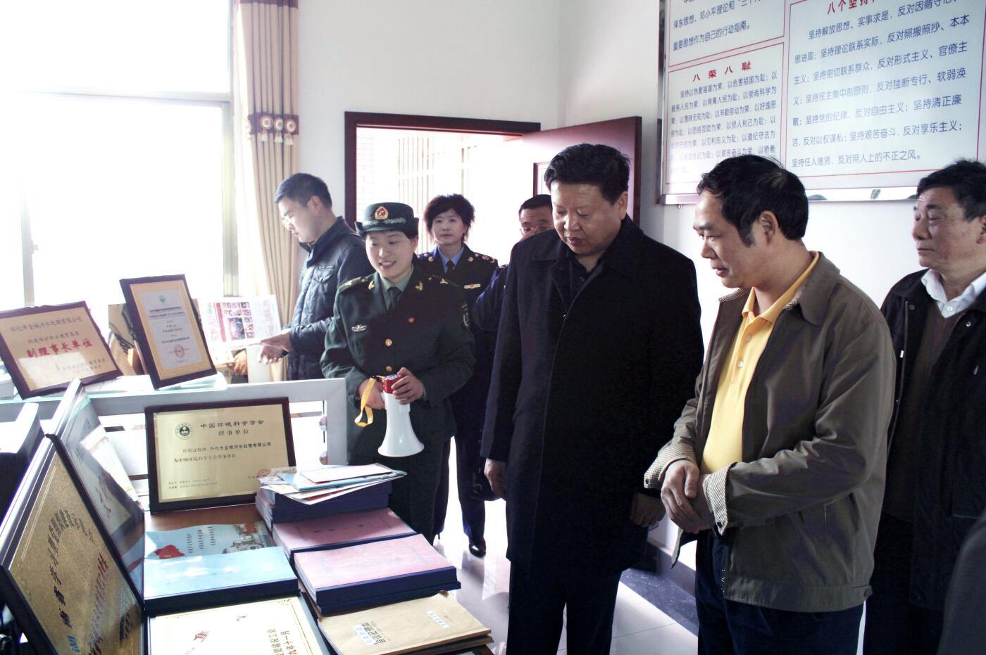 2011年3月，國(guó)家工商局總局個(gè)體司司長(zhǎng)李玉家受中央組織部委托視察公司黨建工作.JPG