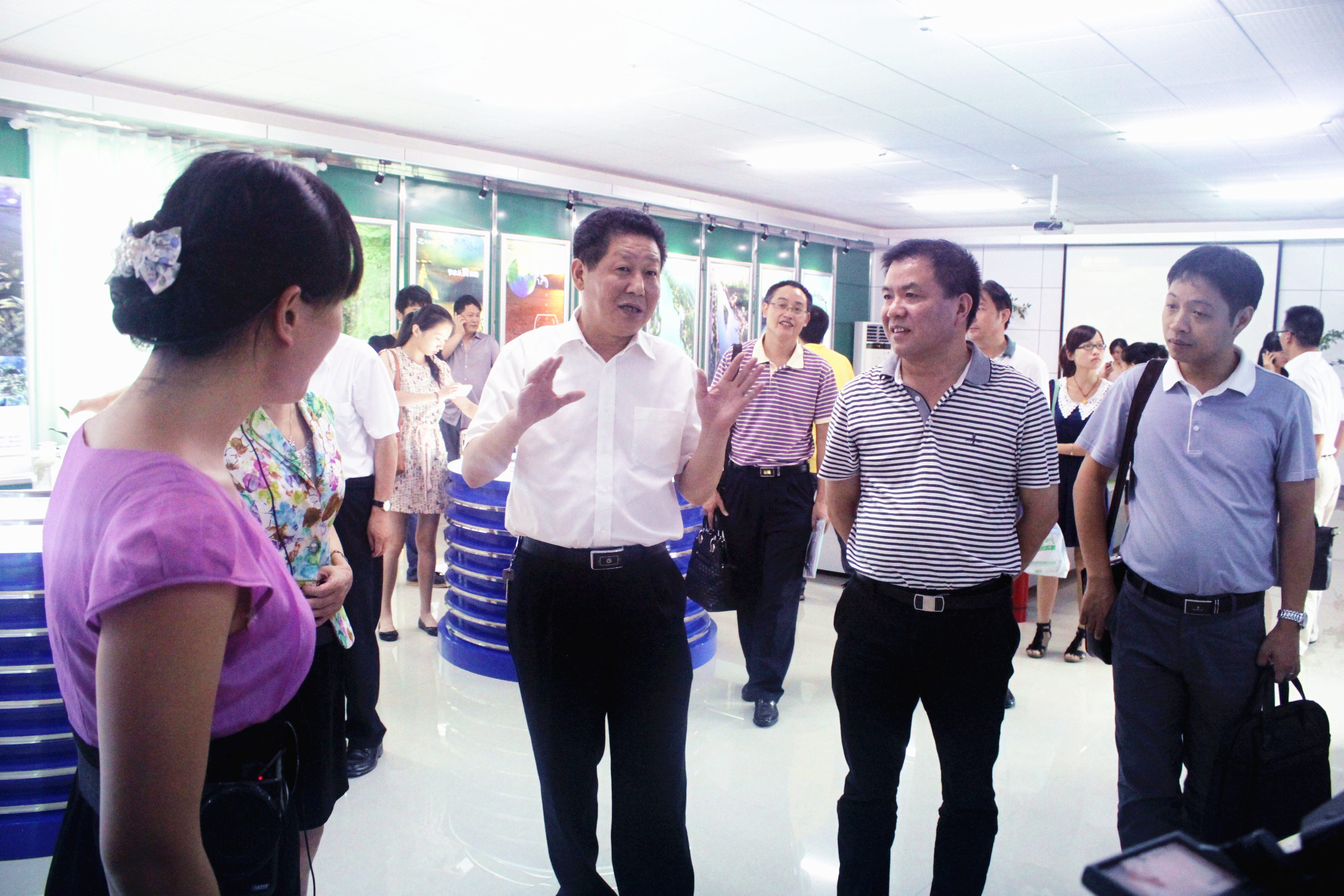 2012年8月，省委宣傳部紀(jì)檢組長(zhǎng)肖君華在時(shí)任市委常委，宣傳部部長(zhǎng)錢(qián)德喜的帶領(lǐng)下蒞臨公司視察.JPG