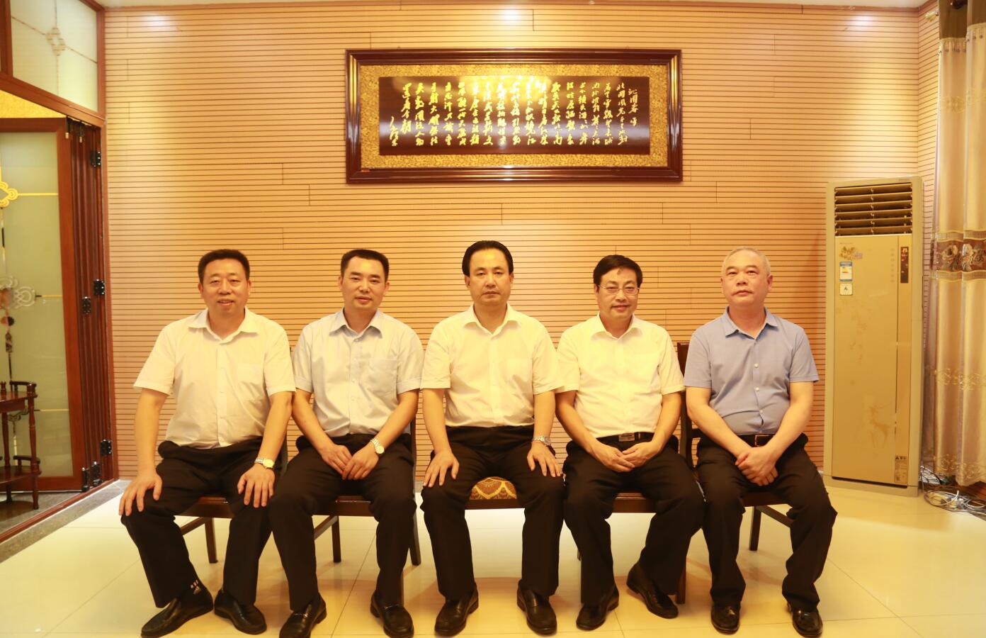 2016年9月，時(shí)任市委常務(wù)副市長(zhǎng)楊親鵬等領(lǐng)導(dǎo)蒞臨公司指導(dǎo).JPG
