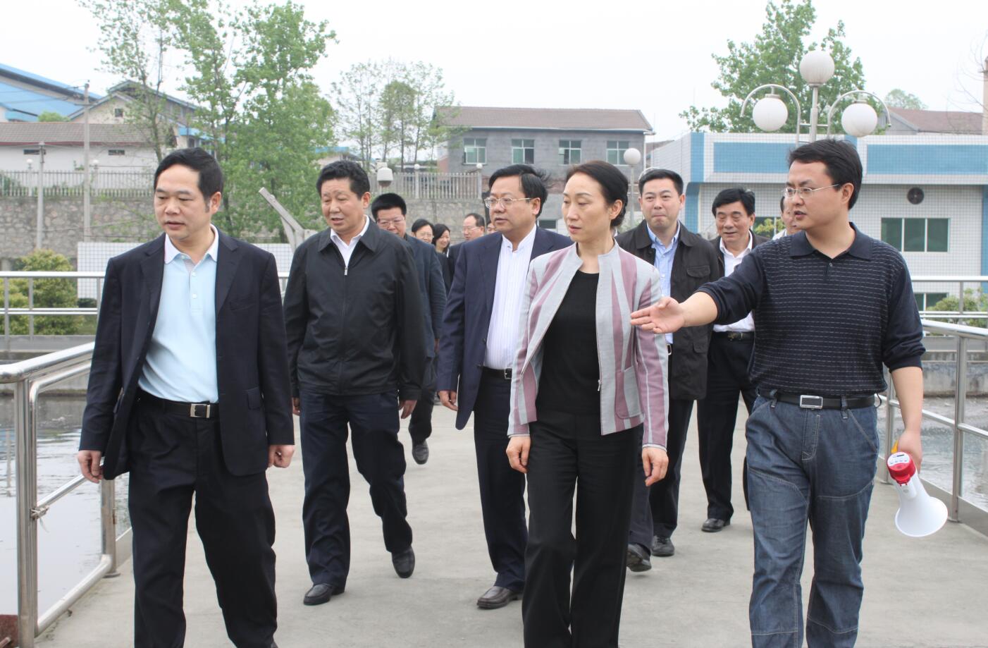 2011年4月，省政協(xié)主席，時(shí)任省委常委、統(tǒng)戰(zhàn)部部長(zhǎng)李薇薇來(lái)公司視察.JPG