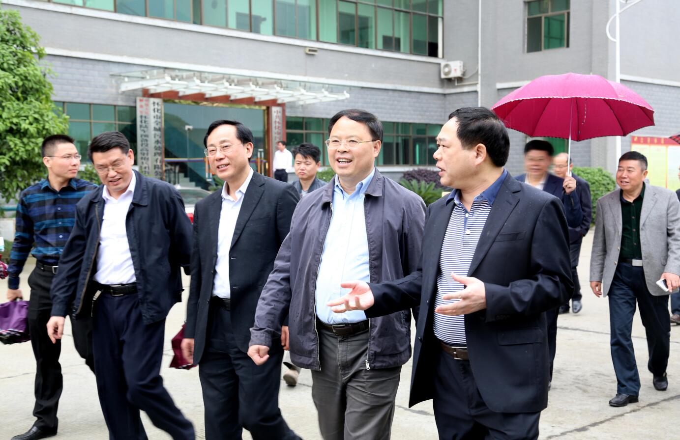 2015年4月，省委常委副省長(zhǎng)張劍飛蒞臨公司視察.JPG